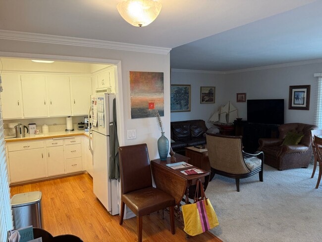Building Photo - Spacious 2 BED/ 1.5 BATH in Encino Royal (...