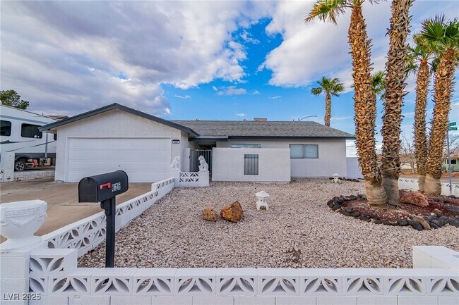 Building Photo - 425 Golden Valley Dr