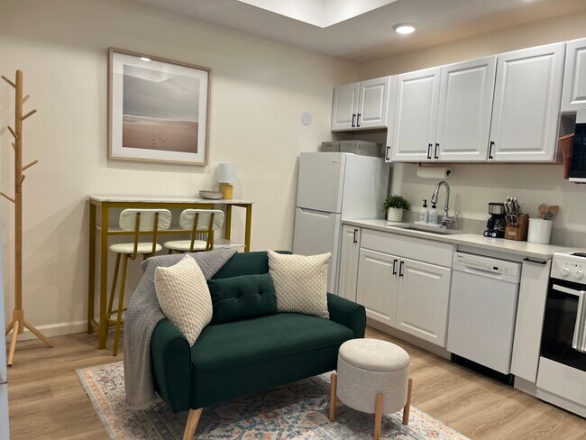 Building Photo - Furnished Columbus