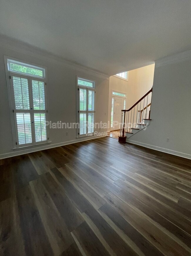 Building Photo - 870 Ingleside Dr