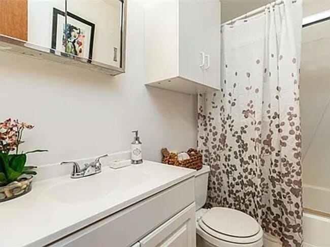 Building Photo - Beautiful Condo Close to University of Iowa