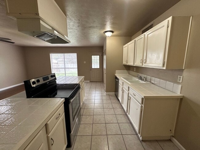 Building Photo - Charming Home With Large Back Yard!