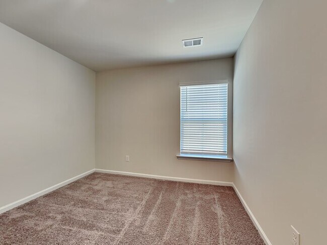 Building Photo - Available Now!   Burnside Farms!!