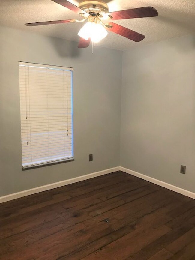 Building Photo - 3 bed 2 bath home