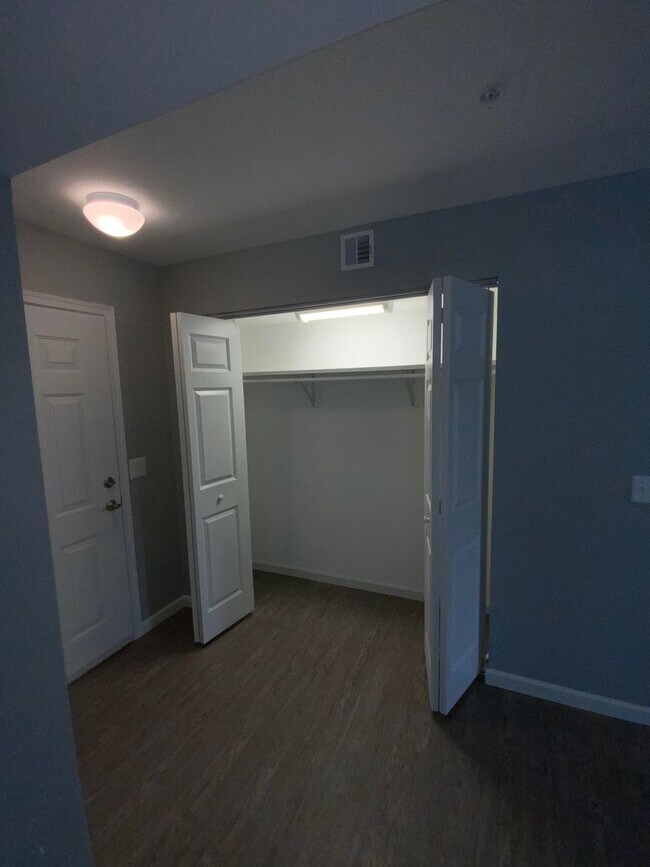 Building Photo - 200 Larkspur Ln
