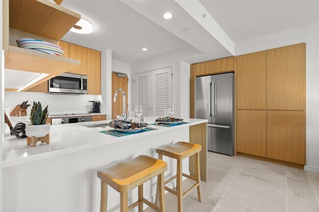 Building Photo - Fully furnished 1-bed, 1-bath, 1-parking a...