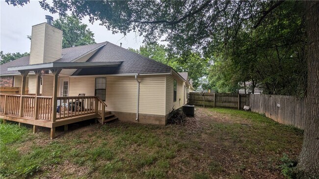 Building Photo - 2050 E Farr Ln