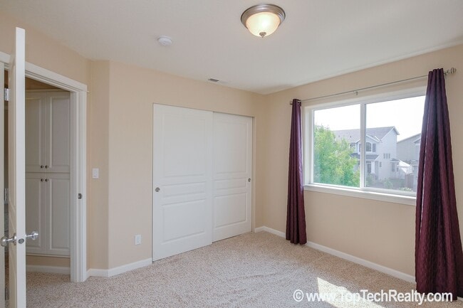 Building Photo - Stunning 4-BR + Den Home | Walk to 53rd Park | Close to Intel | Max & Shopping | Fenced Yard