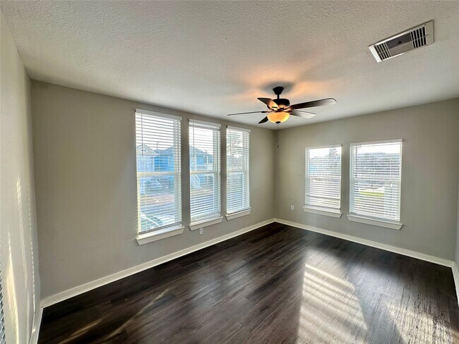 Building Photo - 1304 Ave N Ursuline St