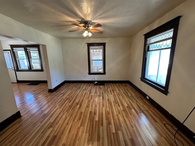 Building Photo - $1350 - 2 Bed 1 Bath Home
