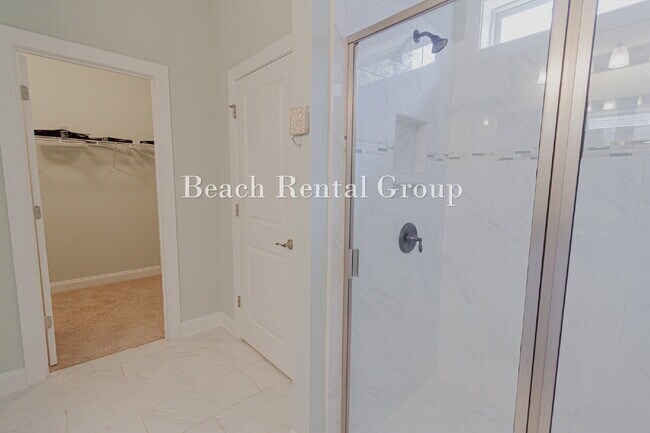 Building Photo - Fully Furnished Corner Lot with Screened Patio