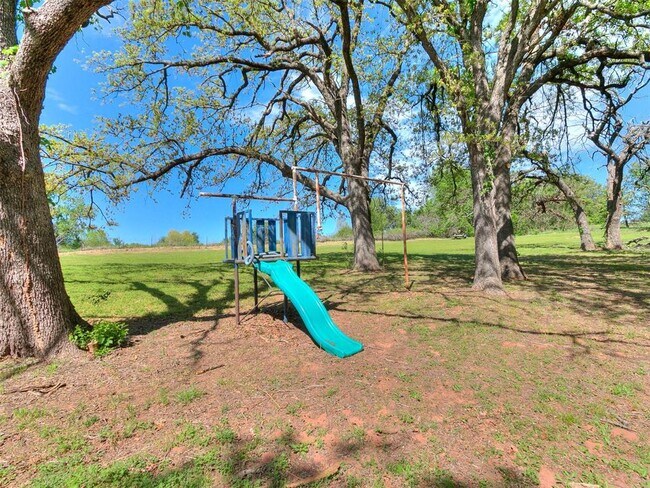 Building Photo - 502 N Oak St