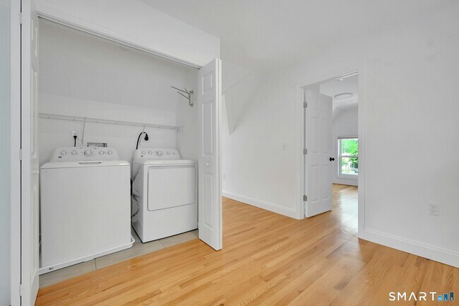 Building Photo - 125 Tunxis Hill Rd