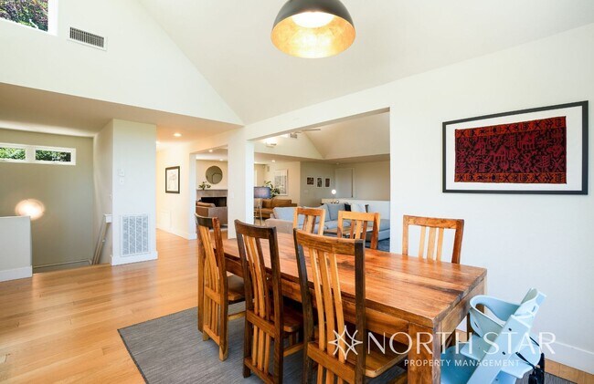 Building Photo - Stunning Views Close in NW Portland
