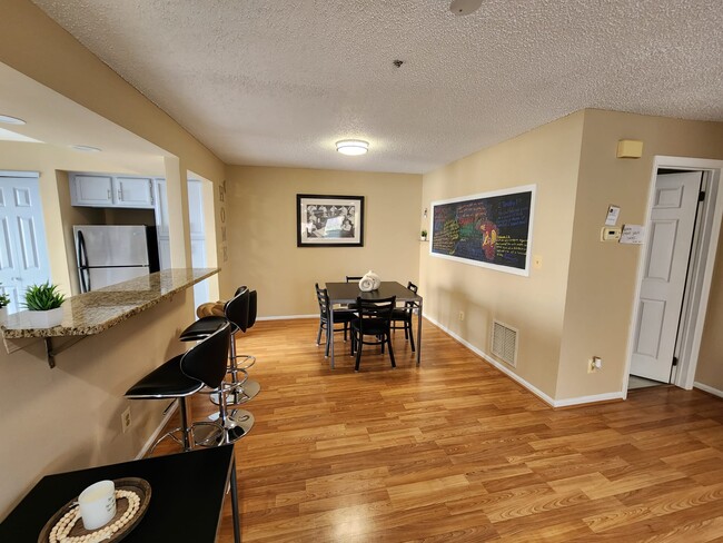 Building Photo - 30 Richmond Street4 - Master Bedroom