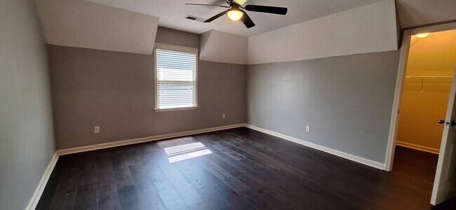 Building Photo - Gorgeous 5 bedroom 3 full bath home for rent