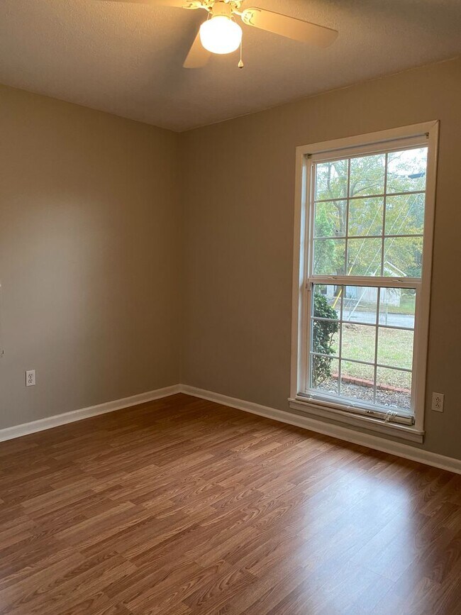 Building Photo - 228 Yellowleaf Dr