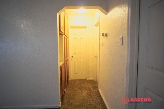 Building Photo - Cozy home located in the Northeast!