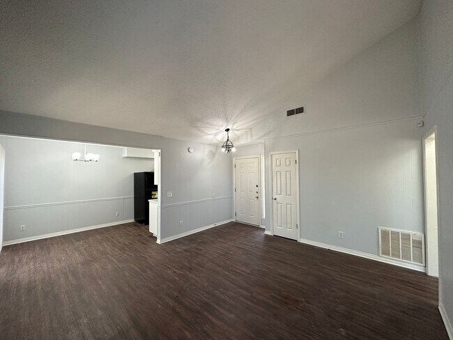 Building Photo - 2/2 Duplex near LBJ High