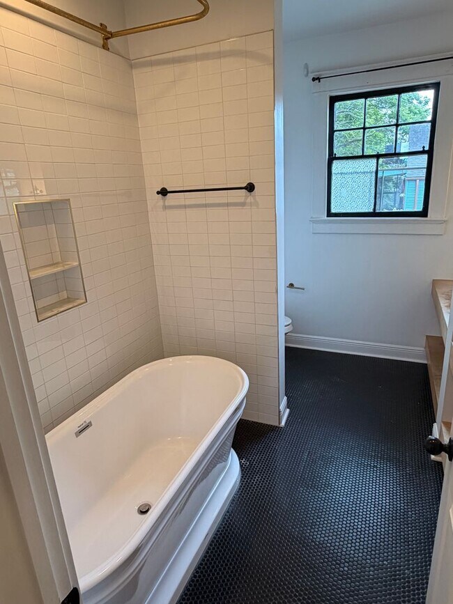 Building Photo - Spacious 2BD/2BA on Poland in Bywater