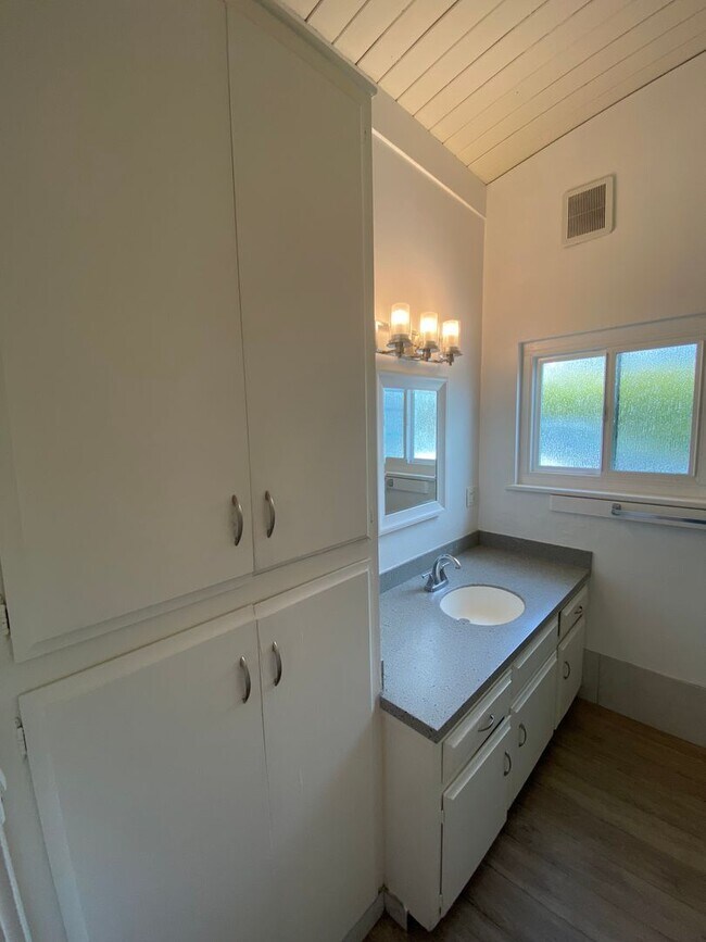 Building Photo - 2 Bedroom/1 Bathroom - Isla Vista