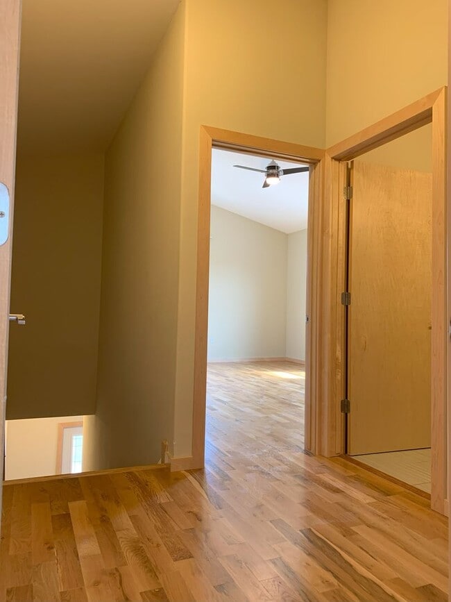 Building Photo - Bayview 2-bedroom loft style house, hardwood floors, AC, parking, fireplace