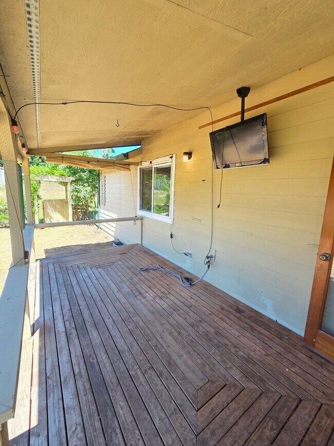 Building Photo - Port Ludlow Farmhouse for Rent, Freshly Updated and Available Now!