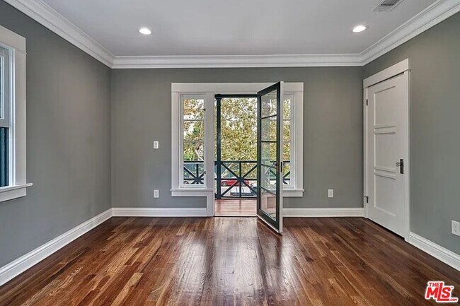 Building Photo - 515 S Van Ness Ave