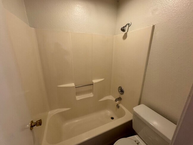 Building Photo - Cute duplex unit in NRH