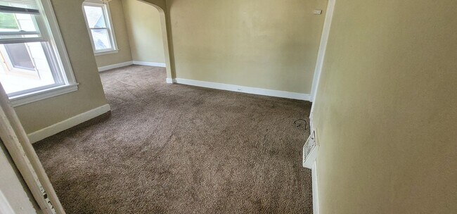 Building Photo - Duluth, MN. 4 bedroom - 1 bath - 1 off street parking - Single Family Home.