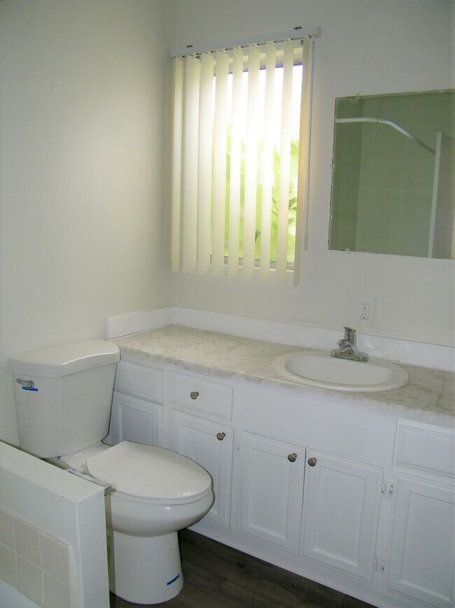 Building Photo - 2bed/2bath AVAILABLE NOW