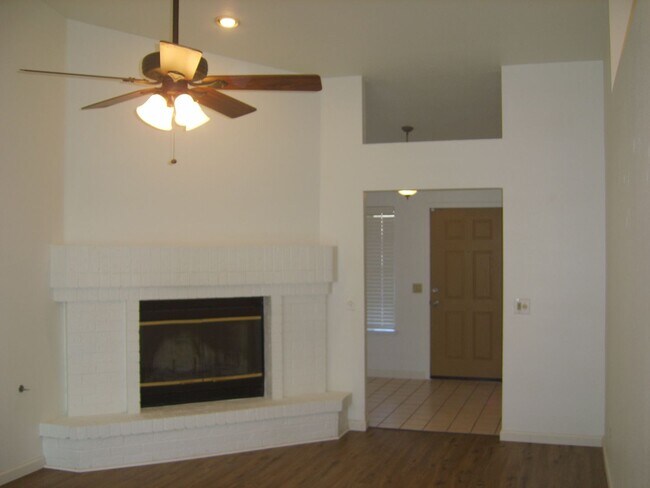 Building Photo - Lovely home near shopping, E.G. schools and parks