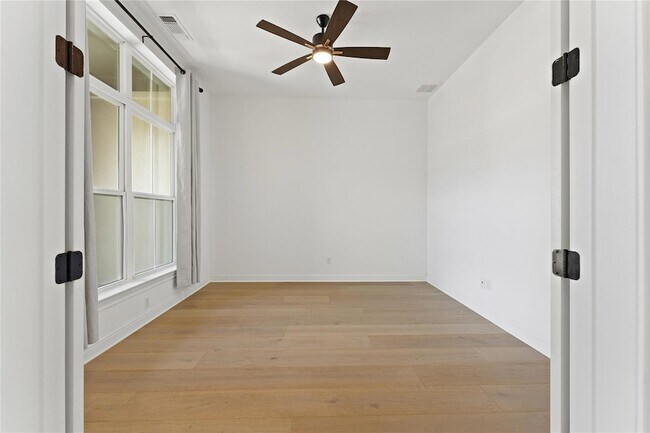 Building Photo - 704 Prairie Clover Dr
