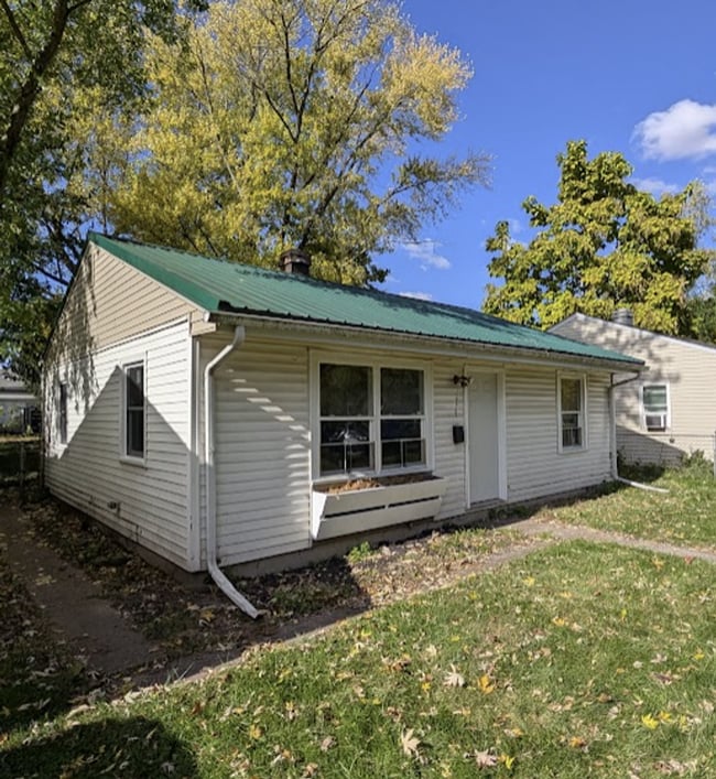 Building Photo - Charming 2-Bedroom, 1-Bathroom Home – $950...