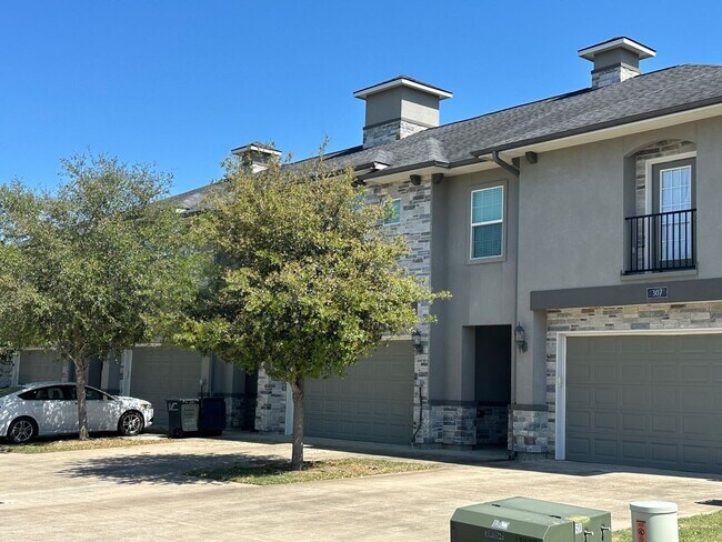 Building Photo - College Station - 3 Bedroom - 2.5 Bath - 2 car garage - fenced in back yard - Near Rock Prairie