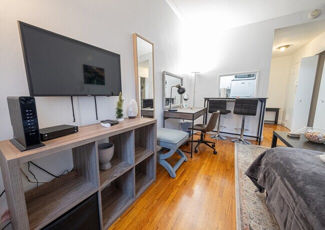 Building Photo - 1422 2nd Ave