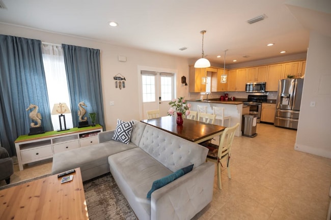 Building Photo - 8410 Thomas Dr