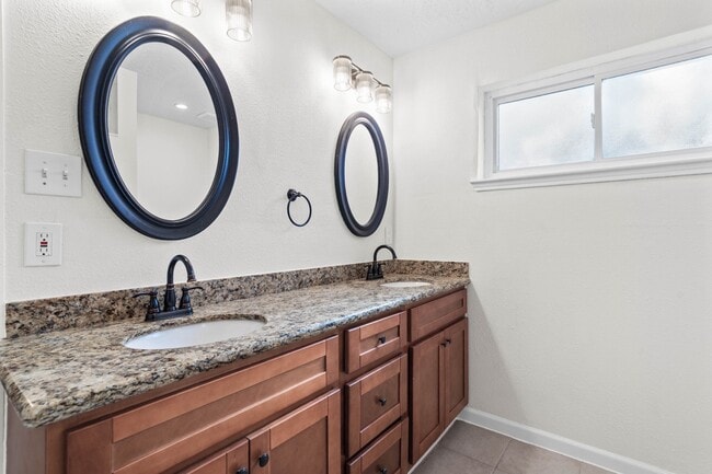 Building Photo - 4510 Hidden Springs Dr