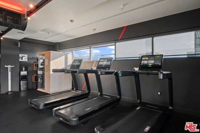 Building Photo - 6250 Hollywood Blvd