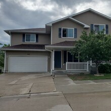 Building Photo - South Lincoln Townhouse with 4 bedrooms, 2 1/2 baths, and 2 stall garage.