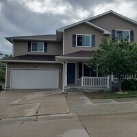Building Photo - South Lincoln Townhouse with 4 bedrooms, 2 1/2 baths, and 2 stall garage.