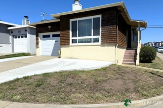 Building Photo - Recently Remodeled 3 Bedroom Corner Home i...