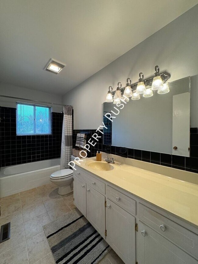 Building Photo - 2307 Arroyo Dr