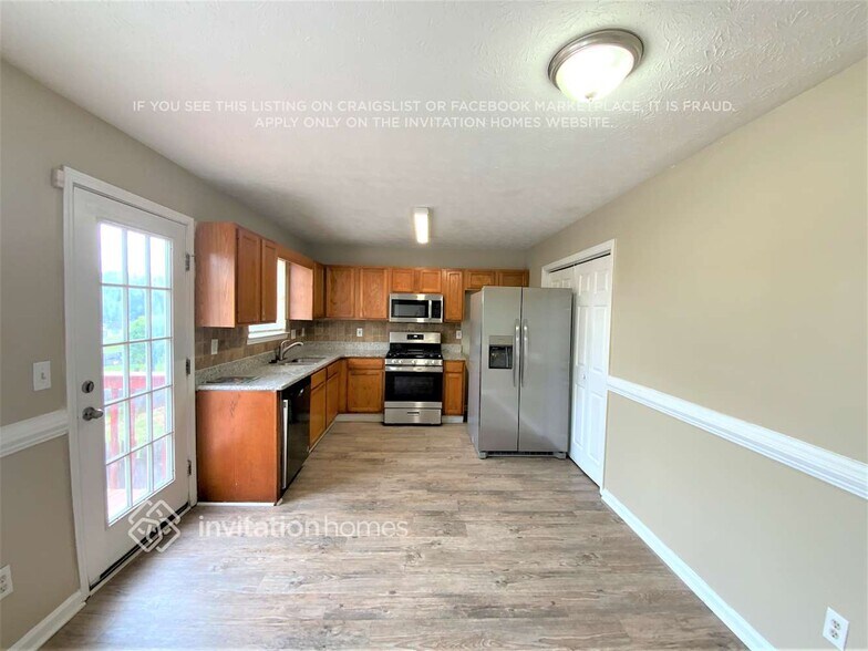 Building Photo - 222 Autumn Lake Way