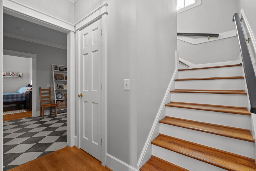 Building Photo - 2050 Midland Rd