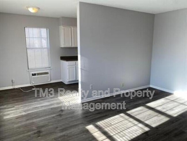 Building Photo - 1606 E Kansas City Rd