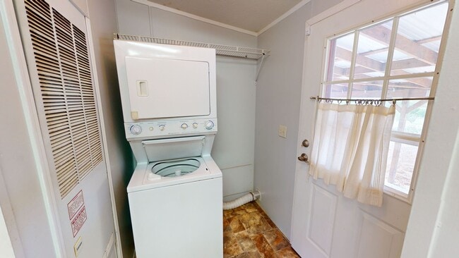 Building Photo - Unfurnished 2 bedroom home with large yard