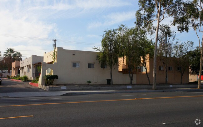 Building Photo - 606 E 6th St