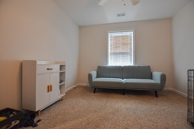 Building Photo - Pet Friendly Three Bedroom!