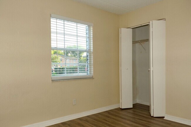 Building Photo - 2/2, updated, 1st floor condo, in Winter Park